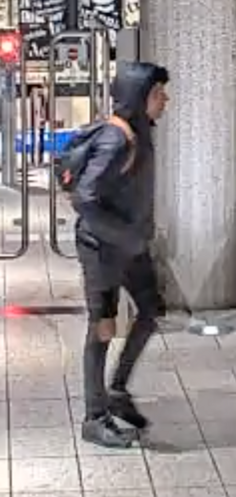 Amsterdam - Gezocht - Bedreiging, vernieling en poging zware mishandeling metrostation Wibautstraat Amsterdam - Gezocht - Bedreiging, vernieling en poging zware mishandeling metrostation Wibautstraat