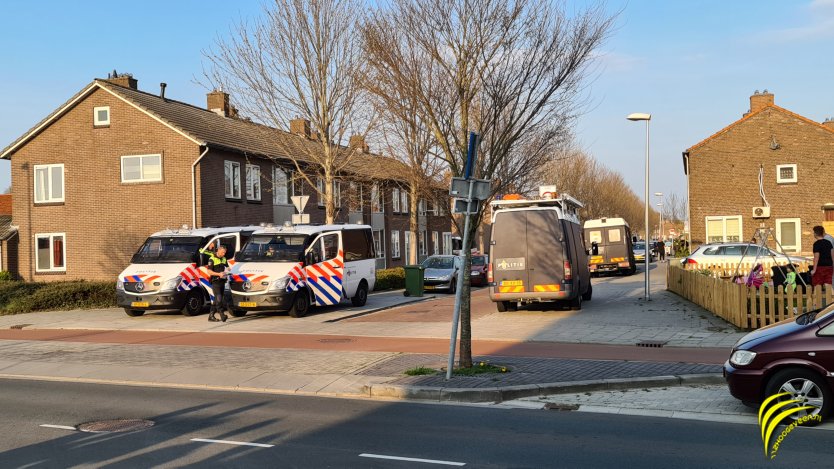 Hoogeveen: grote zoekactie door politie in de verzetsbuurt.