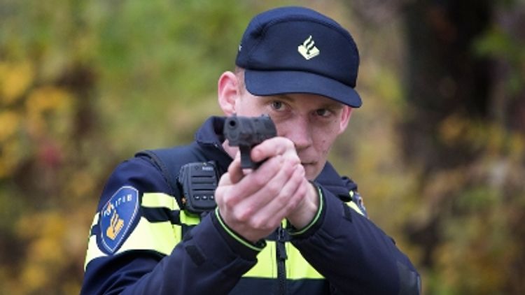 Rotterdam - Groep met bivakmutsen en vuurwapens blijkt ‘clipshoot’